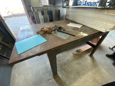 une table en bois sur laquelle se trouvent une paire de ciseaux