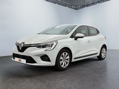 une voiture blanche dans une pièce blanche au sol noir