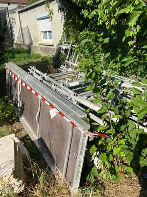 une clôture qui a été renversée dans le jardin