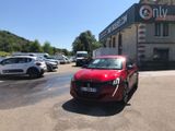 une voiture rouge garée devant un bâtiment