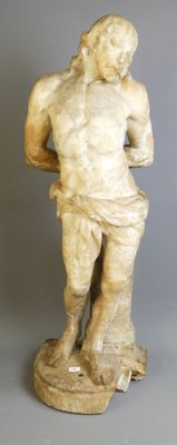statue en marbre représentant un homme tenant un panier, posée sur un socle