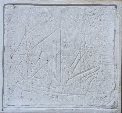 tableau représentant un voilier sur un mur blanc, dans un cadre en bois