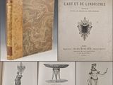 un vieux livre sur lequel figure l'image d'une femme tenant un vase