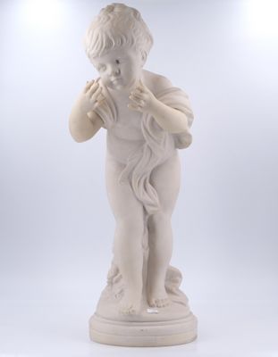 une image représentant la statue d'un petit garçon tenant une fleur