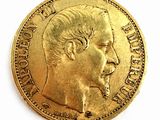 La pièce d'or porte le portrait d'un homme