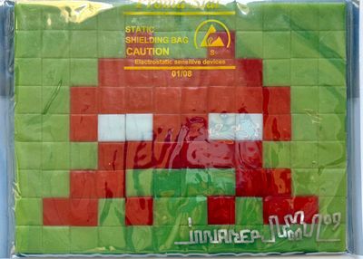 un sac vert et rouge sur lequel est représenté un robot rouge