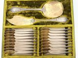 many spoons and spoon spoons in a green box