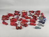 un grand nombre de petites voitures et de camions sur une surface blanche