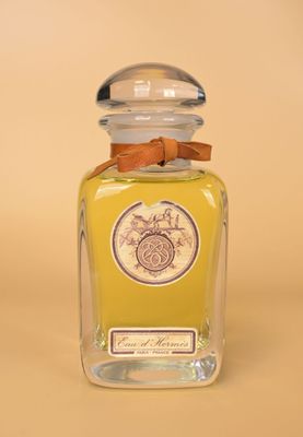 une photo d'un flacon de parfum posé sur une table