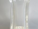 un vase en verre posé sur une table