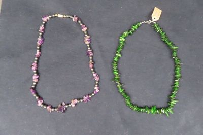 Lot de 2 colliers en pierres fines, l'un à pierres vertes, l…