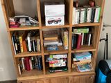 une bibliothèque sur laquelle sont posés de nombreux livres