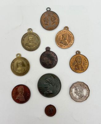 gros plan d'un groupe de pièces de monnaie sur une surface blanche