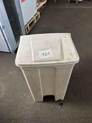 Poubelle plastique, en l'état