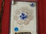 un collier orné d'une image représentant un oiseau bleu
