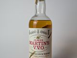 La bouteille de « Martin's Woo » est posée sur la table.