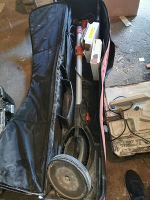 une valise ouverte posée par terre, contenant des outils