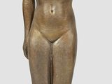 statue d'une femme portant la main à sa tête