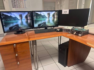 un bureau équipé de deux écrans et d'un clavier