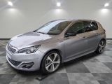 la voiture argentée est garée sur un sol en damier dans le garage