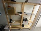 une étagère en bois sur laquelle est posé un ordinateur portable