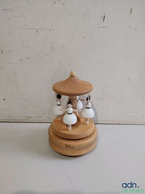 une figurine représentant un couple assis sur une table