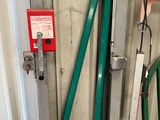 un tuyau vert et une bouche d'incendie rouge, l'un à côté de l'autre