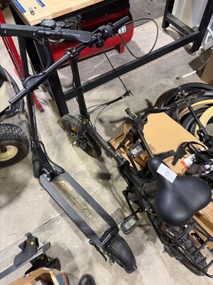 un scooter posé par terre dans un garage