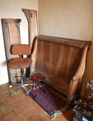 un banc en bois dans le coin d'une pièce avec une chaise