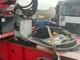 un camion avec tout un tas de câbles à l'arrière
