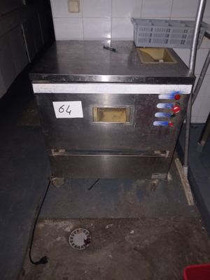 une image d'une cuisine avec un évier et une cuisinière