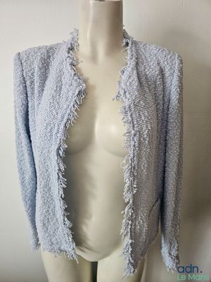 une photo d'un mannequin portant une veste bleue