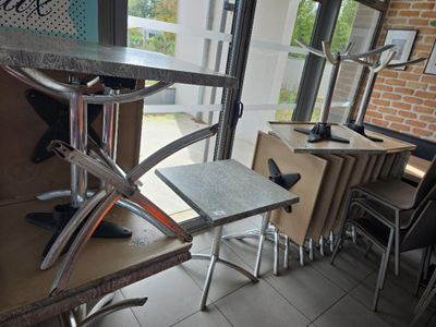 des tables et des chaises dans un restaurant donnant sur l'extérieur