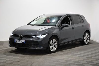 La Volkswagen e-Golf est garée dans une pièce dont le sol est en damier.