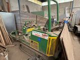 une machine qui se trouve à l'intérieur d'un bâtiment
