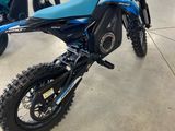 deux motos tout-terrain garées dans un showroom