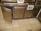 une photo d'une cuisine équipée de nombreux appareils électroménagers en inox