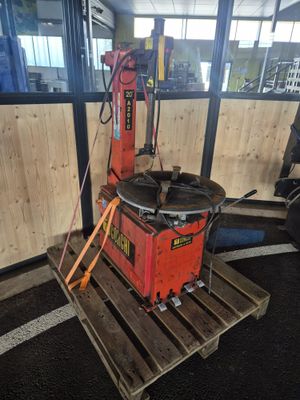 la machine est posée sur une palette dans l'entrepôt