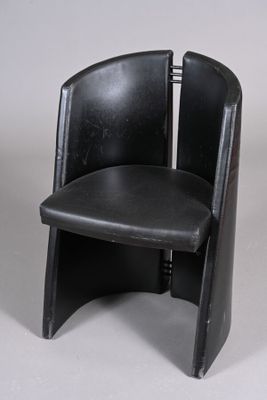 une paire de fauteuils en cuir noir avec un dossier et une assise incurvés