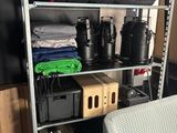 une étagère contenant de nombreux objets dans une pièce