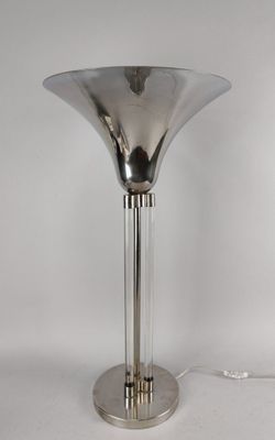 une lampe posée sur une table