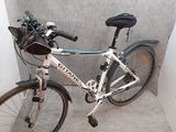un vélo appuyé contre un mur dans une pièce
