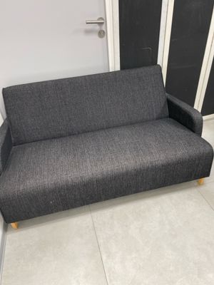 un canapé qui se trouve dans le coin d'une pièce