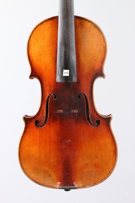 un gros plan d'un violon sur une surface blanche avec un fond blanc