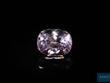 un diamant violet sur fond noir