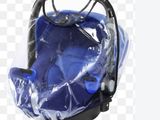 un siège auto bleu pour bébé recouvert d'une housse en plastique