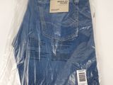 un gros plan sur un jean bleu emballé dans du plastique