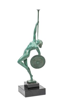 statue en bronze représentant un homme tenant une lance et un bouclier