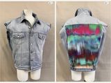 deux photos d'un gilet orné d'un motif tie-dye