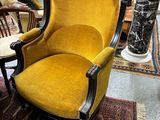 une image représentant une chaise jaune posée sur un tapis dans une pièce
